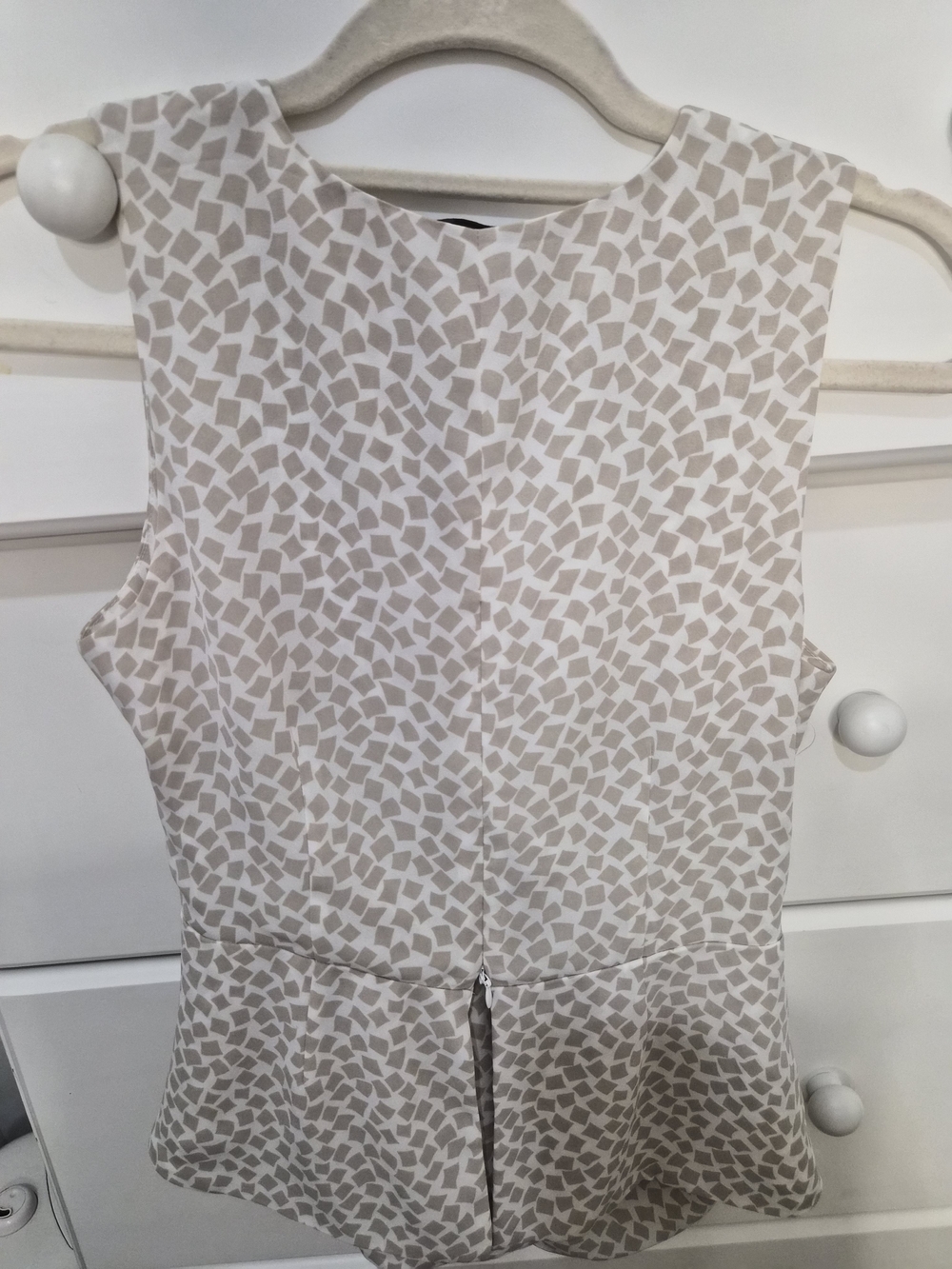 Tahari Taupe and White Twist-Front V-Neck Camisole - Picture 4 of 5
